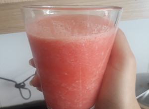 Una foto de Jugo mango fresa piña