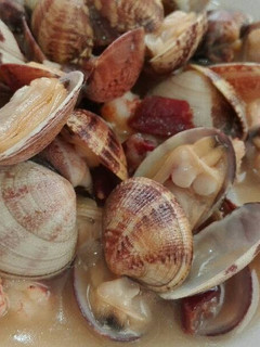 Una foto de 318 Almejas y gambas en salsa de almendras