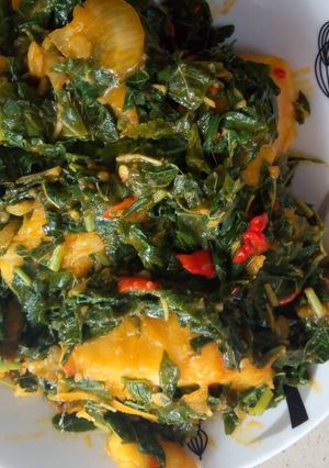 A picture of Yam porridge with vegetables.