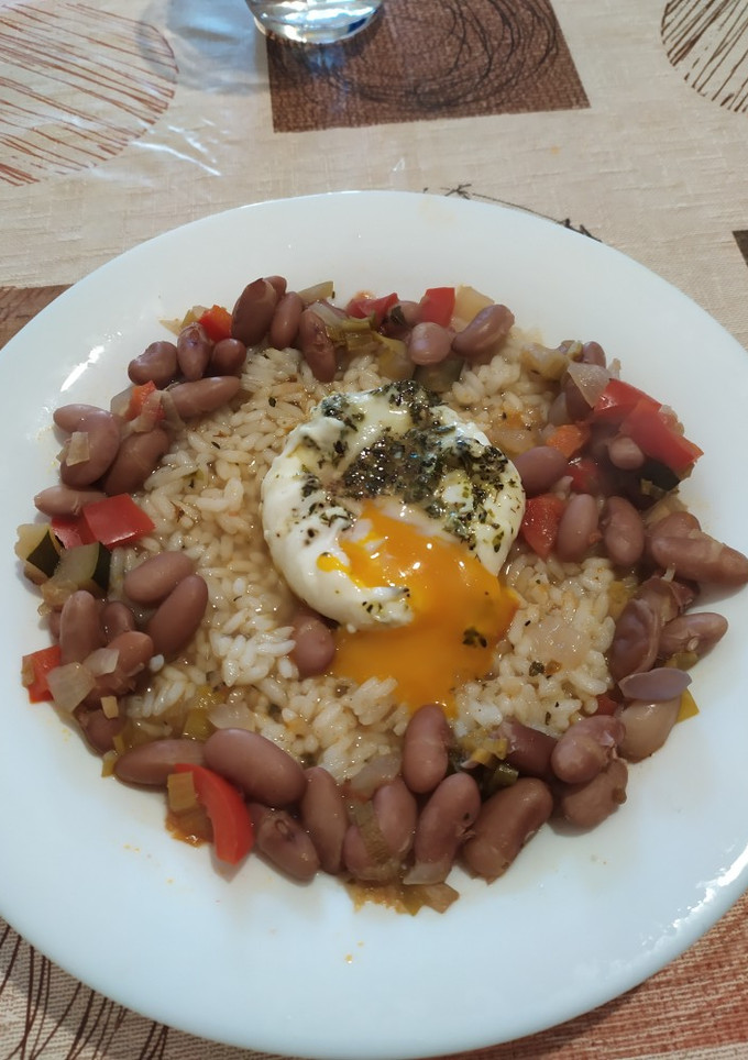 Una foto de Alubias de aprovechamiento con arroz y huevo poché