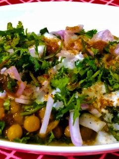 आलू टिक्की मटर चाट (Aloo tikki matar chaat recipe in Hindi) रेसिपी मुख्य फोटो