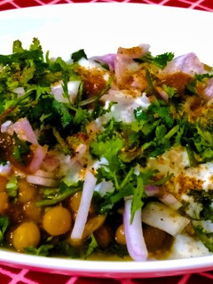 आलू टिक्की मटर चाट (Aloo tikki matar chaat recipe in Hindi) रेसिपी मुख्य फोटो