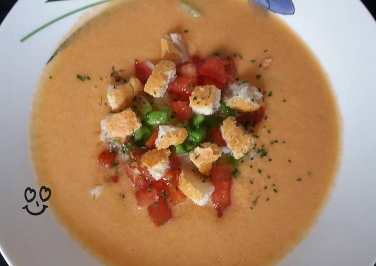 Gazpacho con picadito de verdura y pan