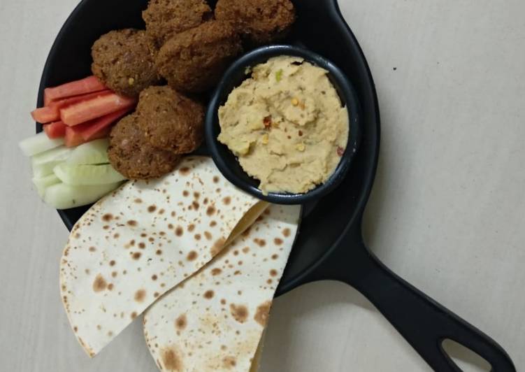 Falafel with pitta bread and hummus