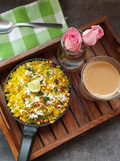 मटार बटाटा पोहे (matar batate pohe recipe in marathi) रेसिपी चे मुख्य फोटो