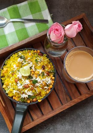 मटार बटाटा पोहे (matar batate pohe recipe in marathi) रेसिपी चे मुख्य फोटो 