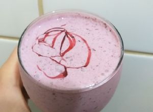 Una foto de Batido /milkshake de frutos del bosque