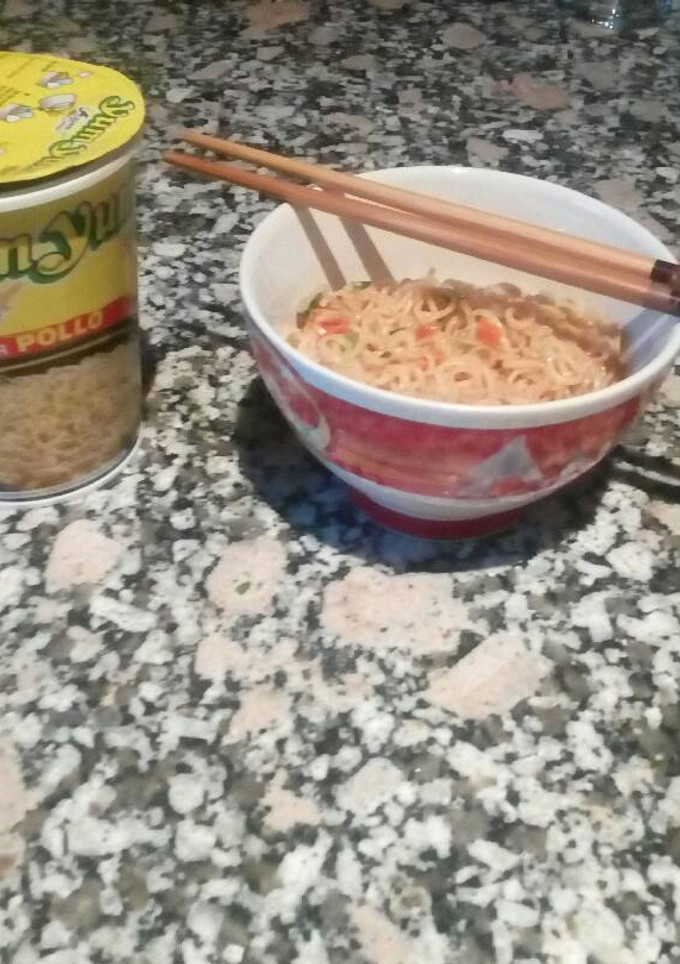 Una foto de Hacer fideos chinos comprados en condiciones