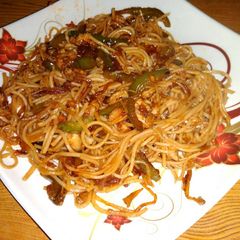 A picture of Chicken chowmein.