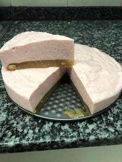 Una foto de 84. Mousse de queso con fresas y membrillo con nueces (postre)