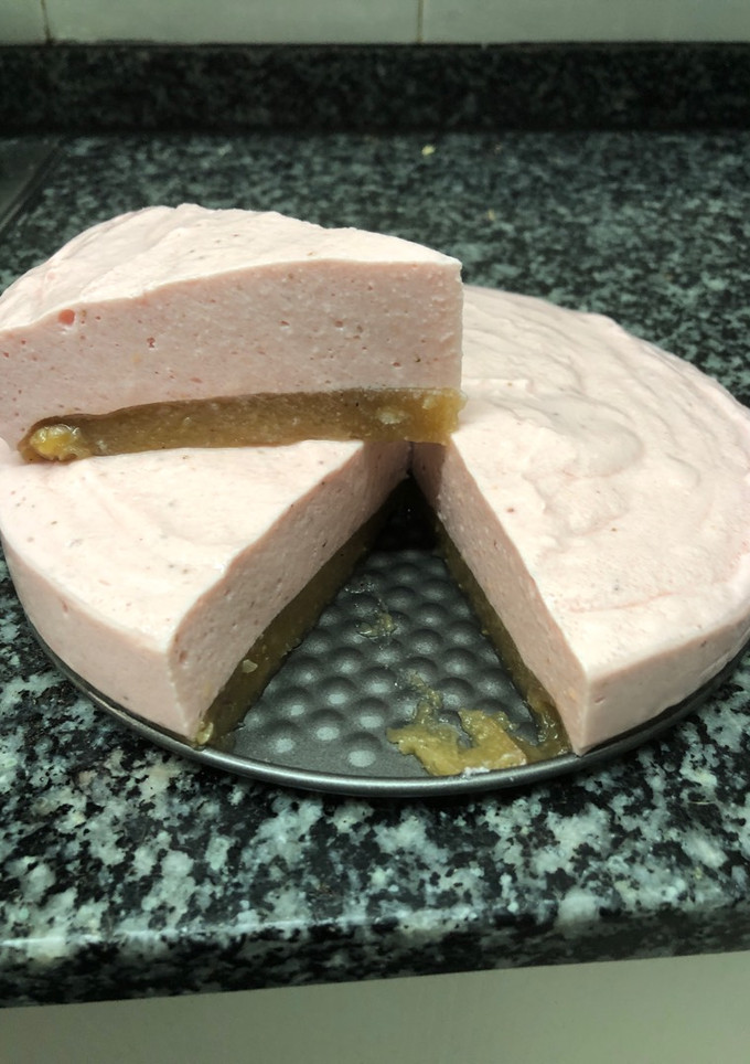 Una foto de 84. Mousse de queso con fresas y membrillo con nueces (postre)