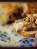 Hojaldre relleno con queso camembert, nueces y frutos rojos