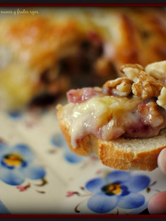 Una foto de Hojaldre relleno con queso camembert, nueces y frutos rojos