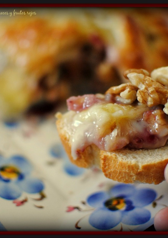 Una foto de Hojaldre relleno con queso camembert, nueces y frutos rojos