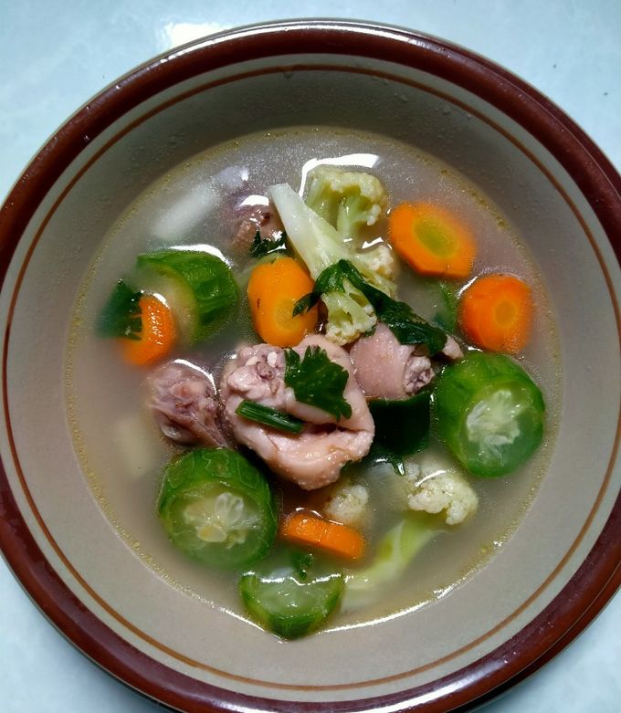 Porno aktrisa Jenna fotosuratlarni tomosha qiladi Yulduzli urushlar filmi Anakin va Ahsoka bilan jinsiy aloqa