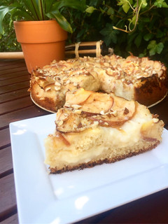 Una foto de Bizcocho de manzana y crema pastelera