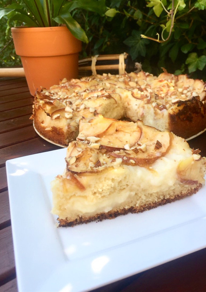 Una foto de Bizcocho de manzana y crema pastelera