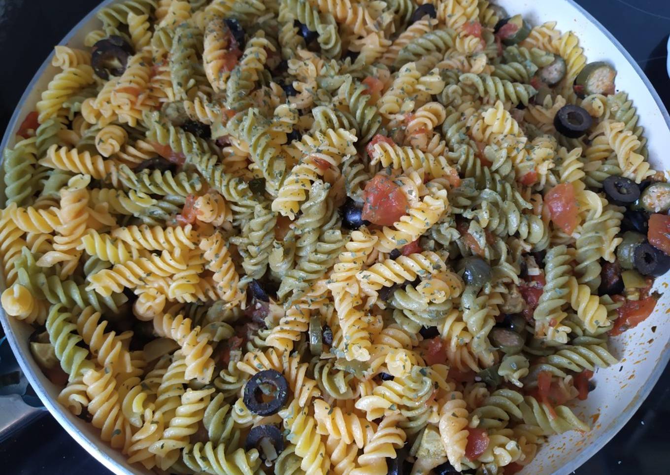 Pasta con aceitunas y alcaparras