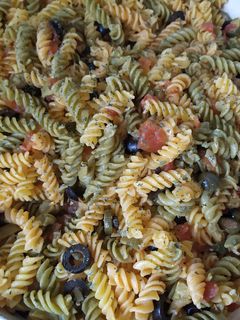 Una foto de Pasta con aceitunas y alcaparras