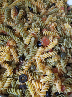 Una foto de Pasta con aceitunas y alcaparras