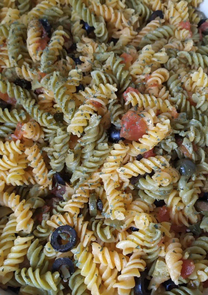 Una foto de Pasta con aceitunas y alcaparras
