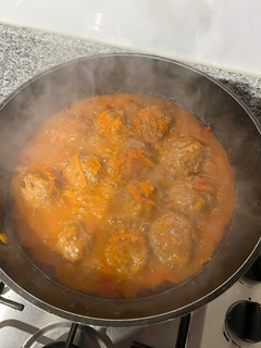 Una foto de Albóndigas jugosas en salsa de tomate