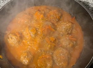 Una foto de Albóndigas jugosas en salsa de tomate