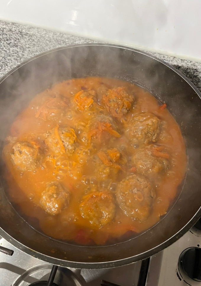 Una foto de Albóndigas jugosas en salsa de tomate