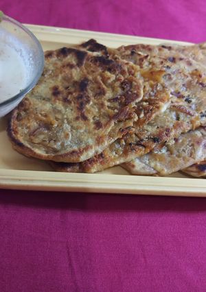 A picture of Aloo pyaaz paratha.