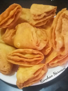 तिकोनी मठरी(Tikoni Mathri recipe in Hindi) रेसिपी मुख्य फोटो