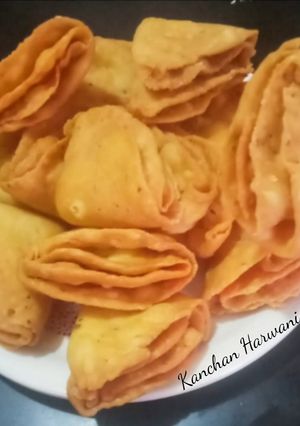 तिकोनी मठरी(Tikoni Mathri recipe in Hindi) रेसिपी मुख्य फोटो