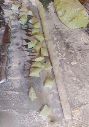 Una foto de Ñoquis de papa, ajo puerro y cebolla de verdeo