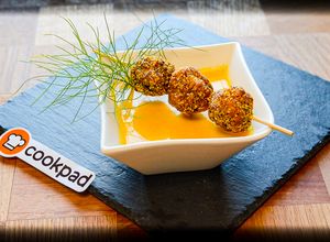 Foto di Finger Food - Polpettine di Orata speziate su gazpacho di peperone giallo