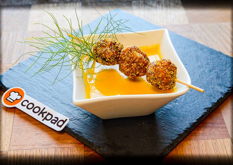 Finger Food - Polpettine di Orata speziate su gazpacho di peperone giallo