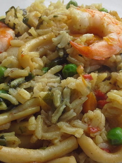 Una foto de Arroz de calamar con copos de wakame