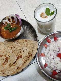 છોલે પરાઠા (Chole Paratha Recipe In Gujarati) રેસીપી મુખ્ય ફોટો