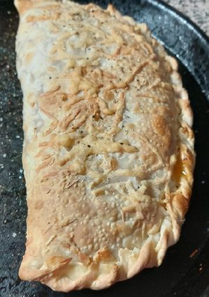 Una foto de Calzone de atún