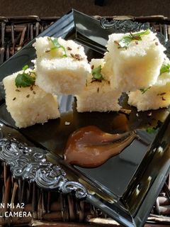 रवा ढोकळा (rava dhokla recipe in marathi) रेसिपी चे मुख्य फोटो