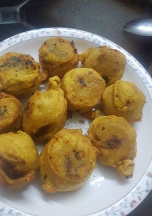 A picture of Batata vada.