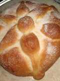 Pan de muerto relleno de queso crema y chocolate abuelita