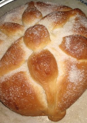 Una foto de Pan de muerto relleno de queso crema y chocolate abuelita