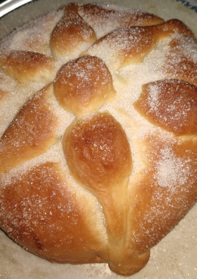 Una foto de Pan de muerto relleno de queso crema y chocolate abuelita