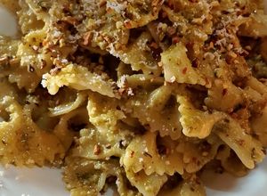 Foto di Farfalle al Pesto Genovese con Zucchine al Peperoncino e Pistacchi