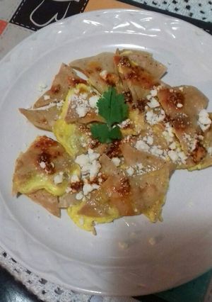 Una foto de Totopos con huevo; para cena o desayuno