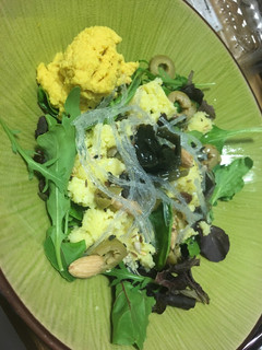 Una foto de Ensalada en brotes tiernos, cuscus y acompañamiento de humus