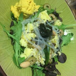 Ensalada en brotes tiernos, cuscus y acompañamiento de humus