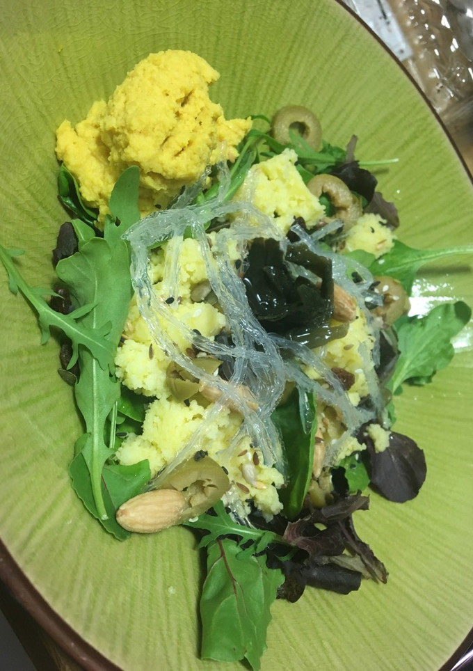 Una foto de Ensalada en brotes tiernos, cuscus y acompañamiento de humus