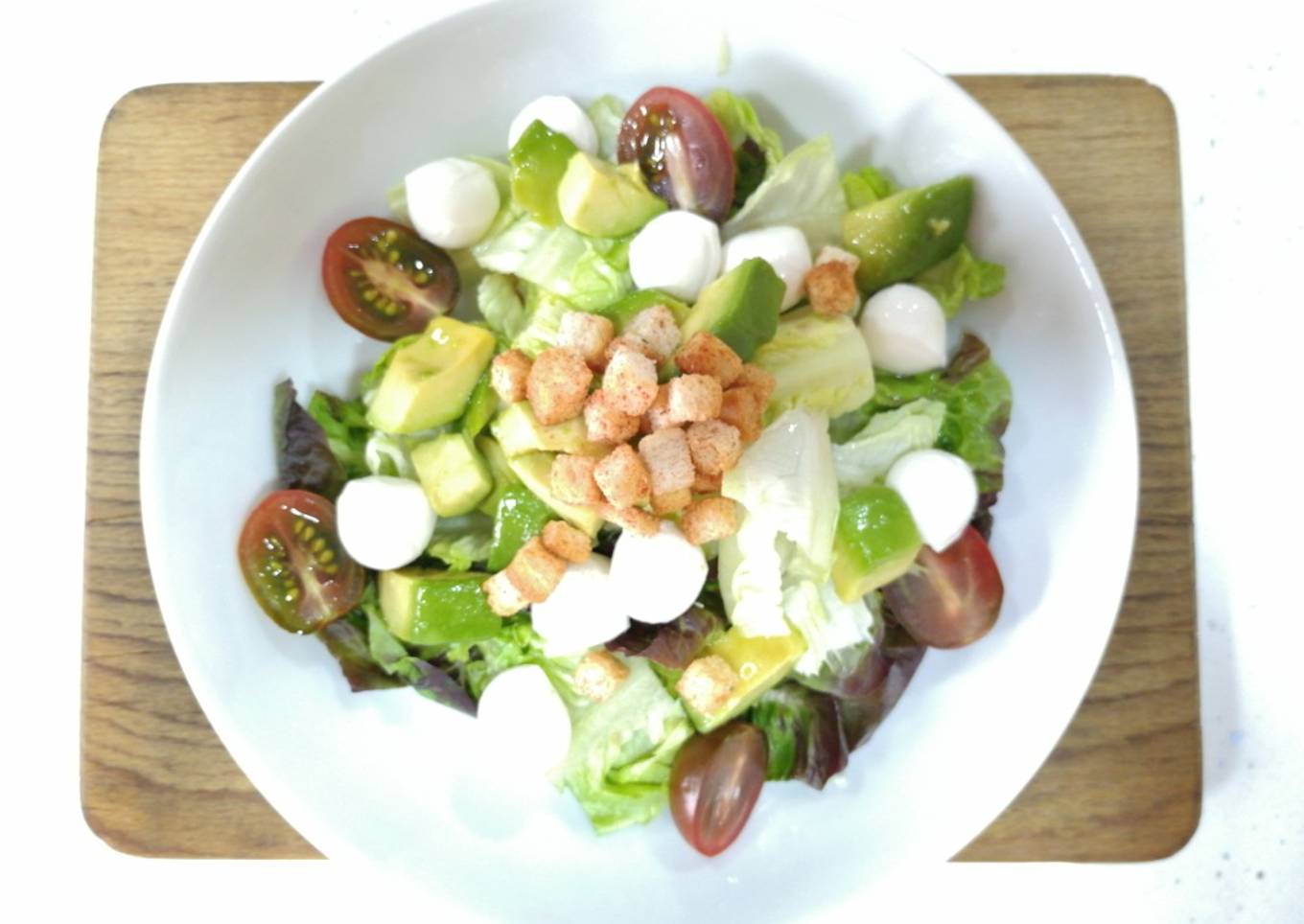Ensalada de aguacate y mozzarella