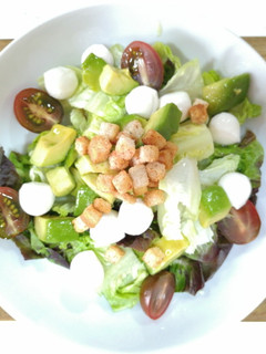 Una foto de Ensalada de aguacate y mozzarella