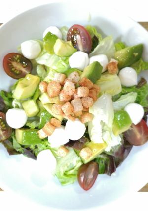 Una foto de Ensalada de aguacate y mozzarella